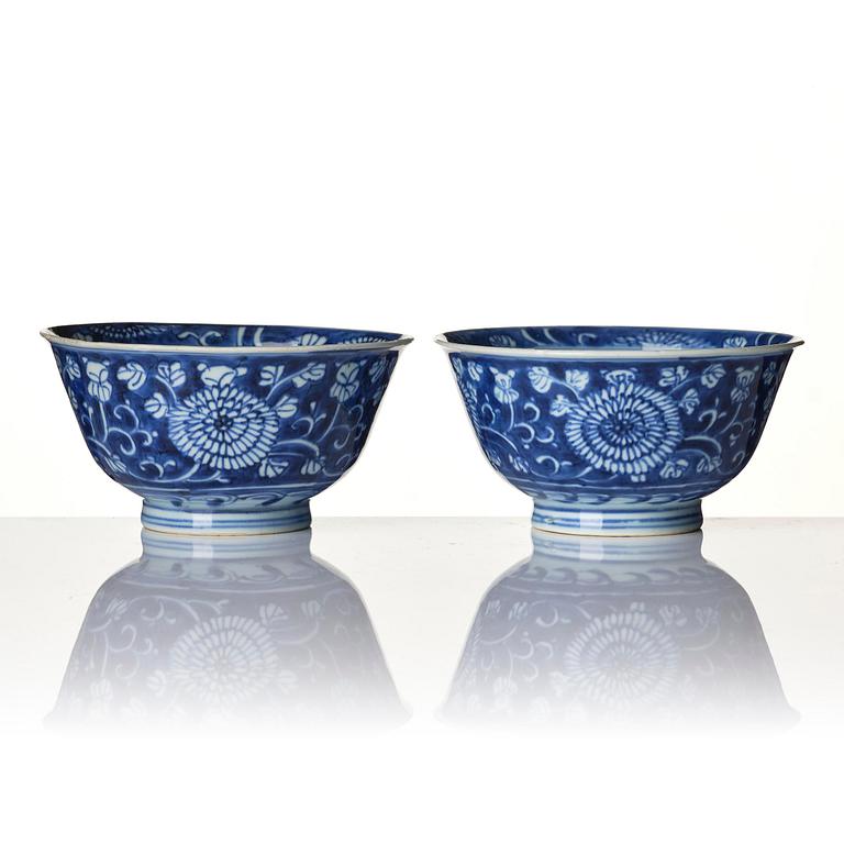 A pair of blue and white reverse decorated floral bowls, Qing dynasty, Kangxi (1662-1722).