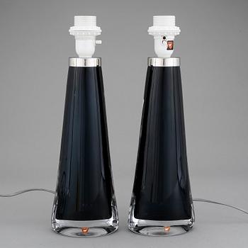 BORDSLAMPOR, ett par, glas. Carl Fagerlund för Orrefors, 1960-tal.