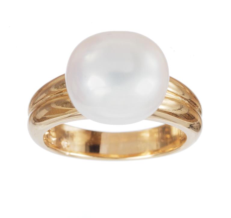 RING, set with cultured fresh water pearl, app. 12 mm.