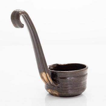 Kyllikki Salmenhaara, kauha, kivitavaraa, signeerattu KS.