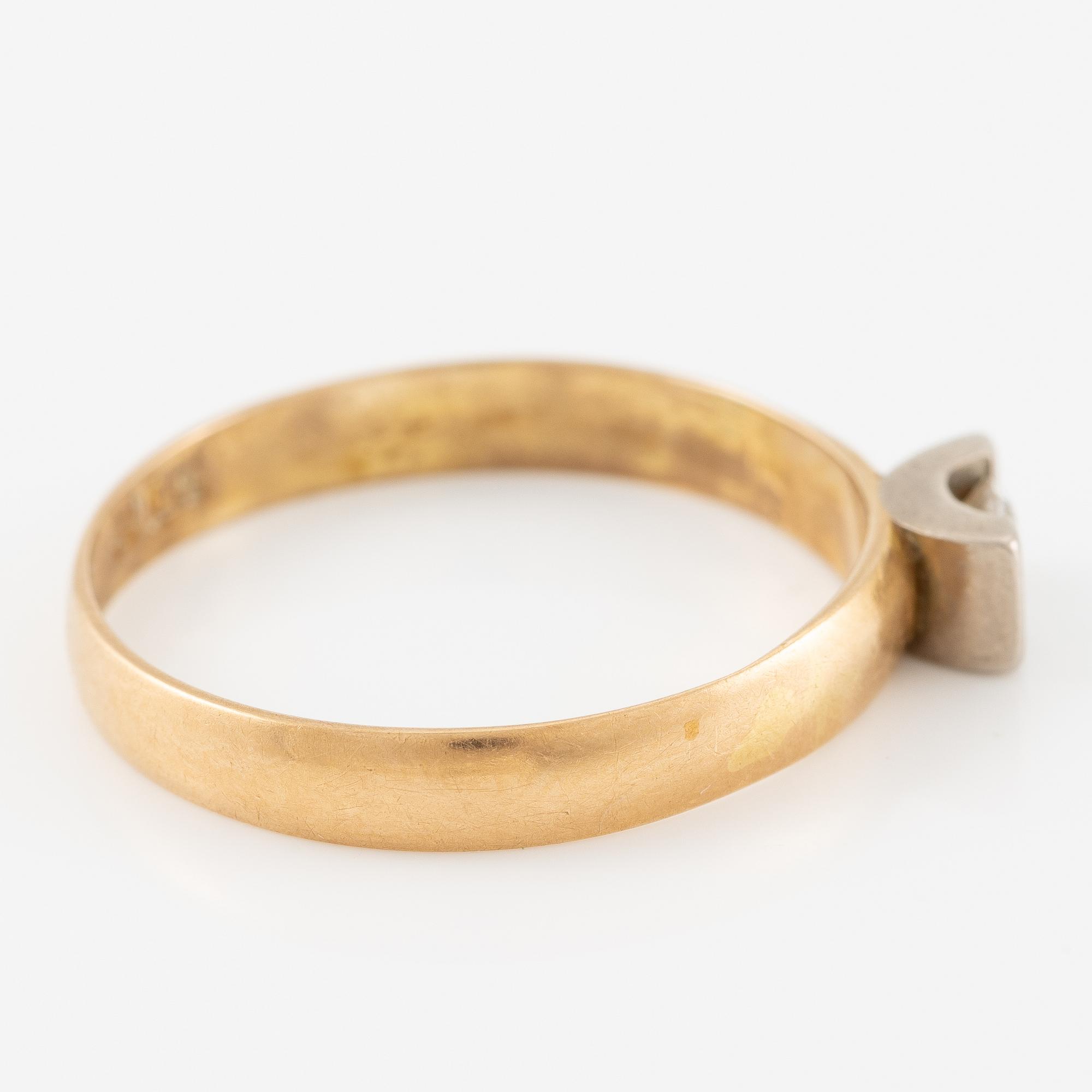 Ring, 18K guld med mindre briljantslipad diamant.