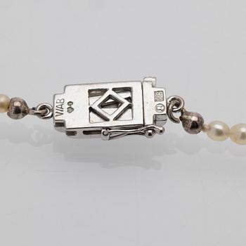 W.A. Bolin, Collier med odlade pärlor, diamant och safir, Stockholm 1947.