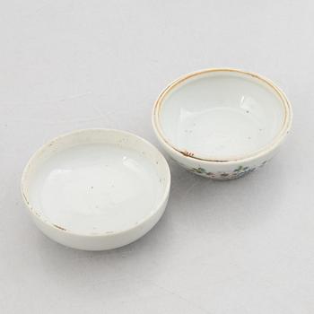 Four pieces of Chinese porcelain, Qing dynasty, 18th-19th century.