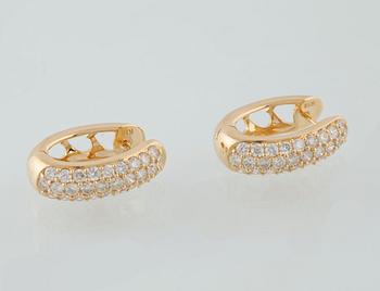 ÖRHÄNGEN, 18K guld med 56 briljantslipade diamanter, 1.44 ct.  Vikt 7,1 gram.
