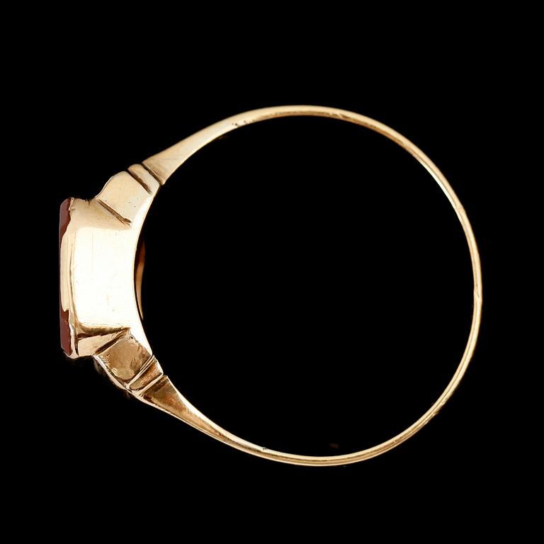 RING, 18 k guld, med carneol. Total vikt ca 5 g.