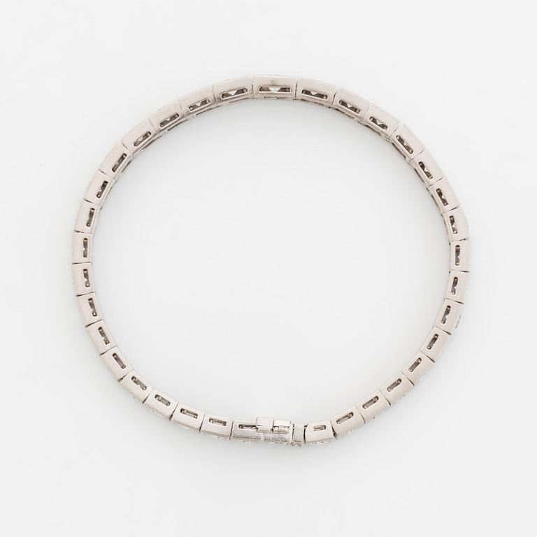 An 18K white gold bracelet set with round brilliant-cut diamonds.