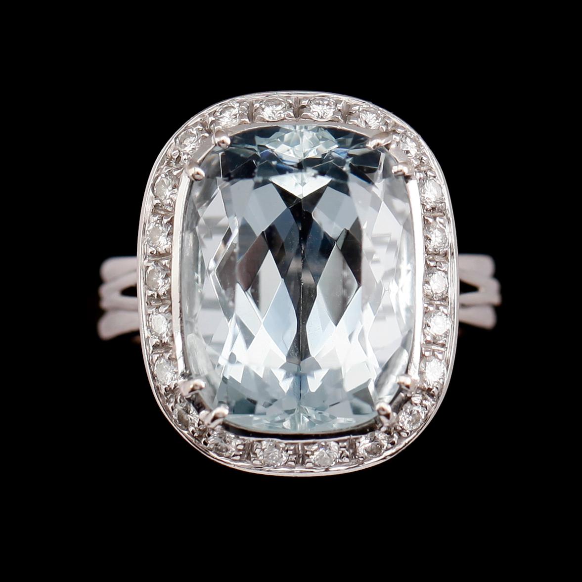 RING, 18 k vitguld, akvamarin och briljantslipade diamanter.