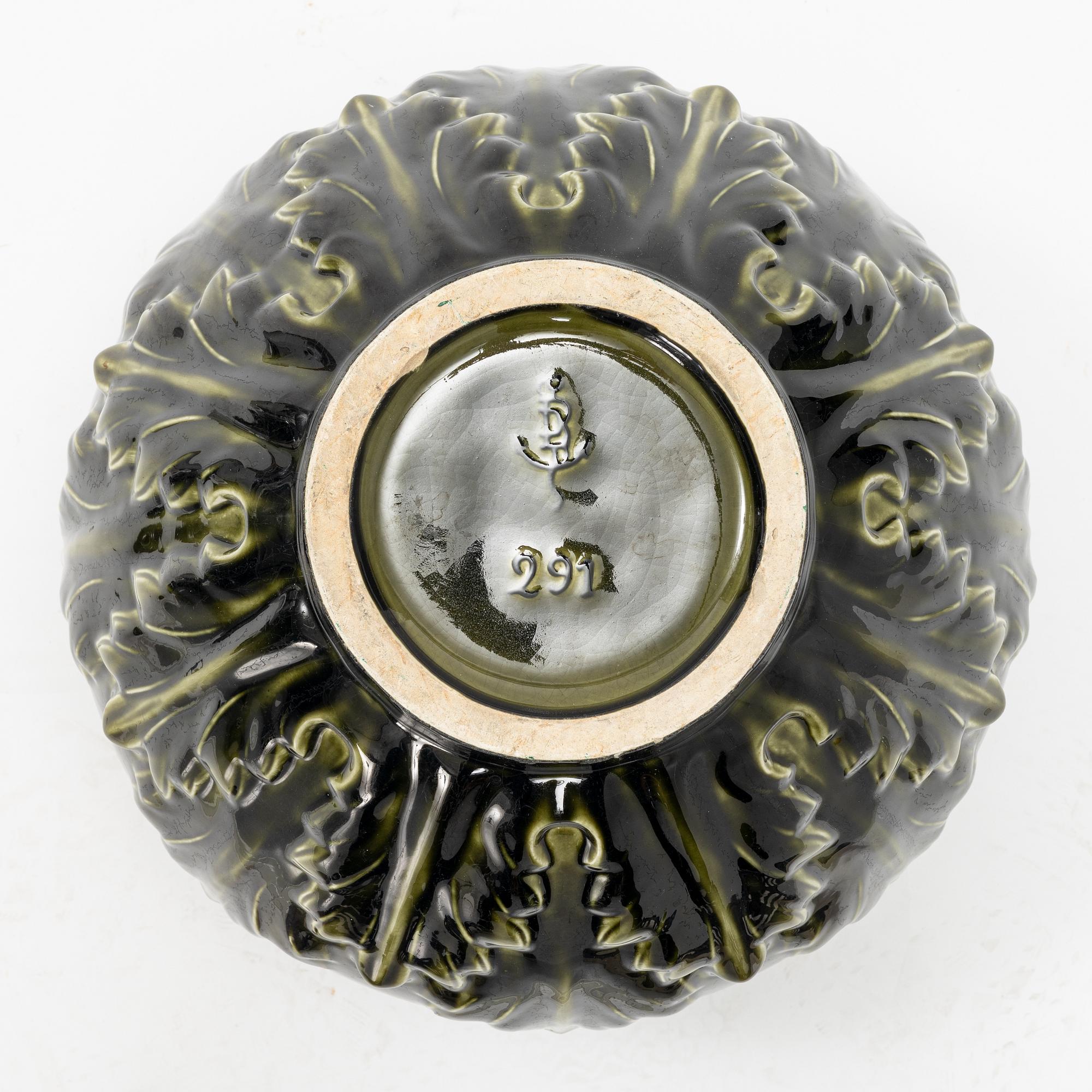 A  ceramic pedestal with flowerpot from around the year 1900.