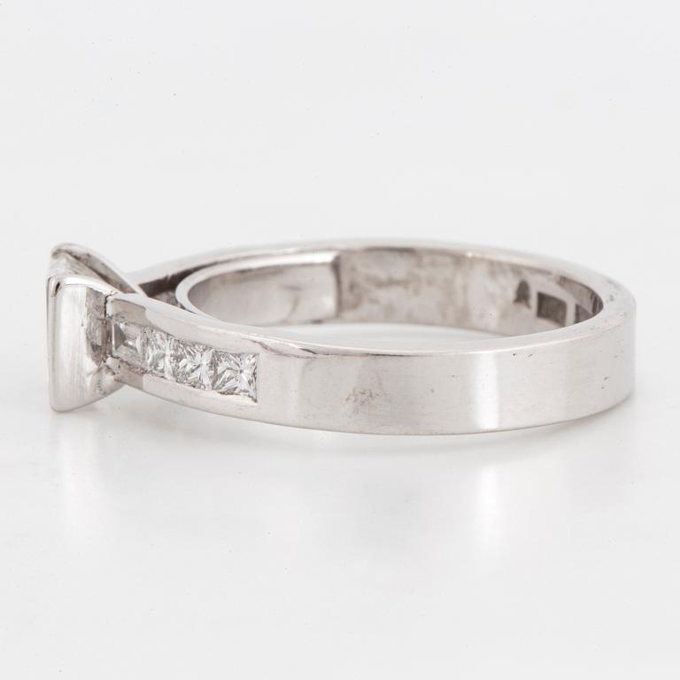 RING, med baguettslipad diamant.