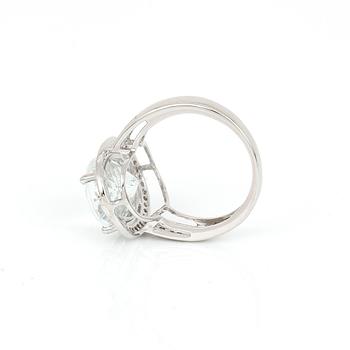 RING, 14K vitguld med ovalslipad goshenit ca 1,50 ct och små diamanter. Total vikt ca 4,83 g.