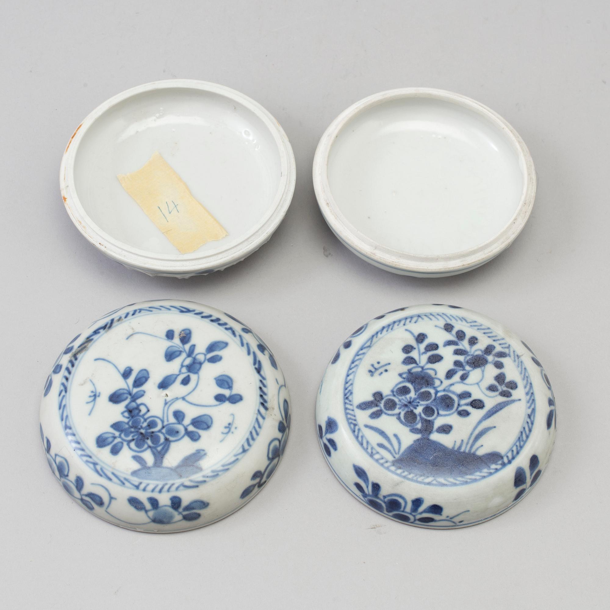 A pair of blue and white jars, Qing dynasty, Kangxi (1662-1722).