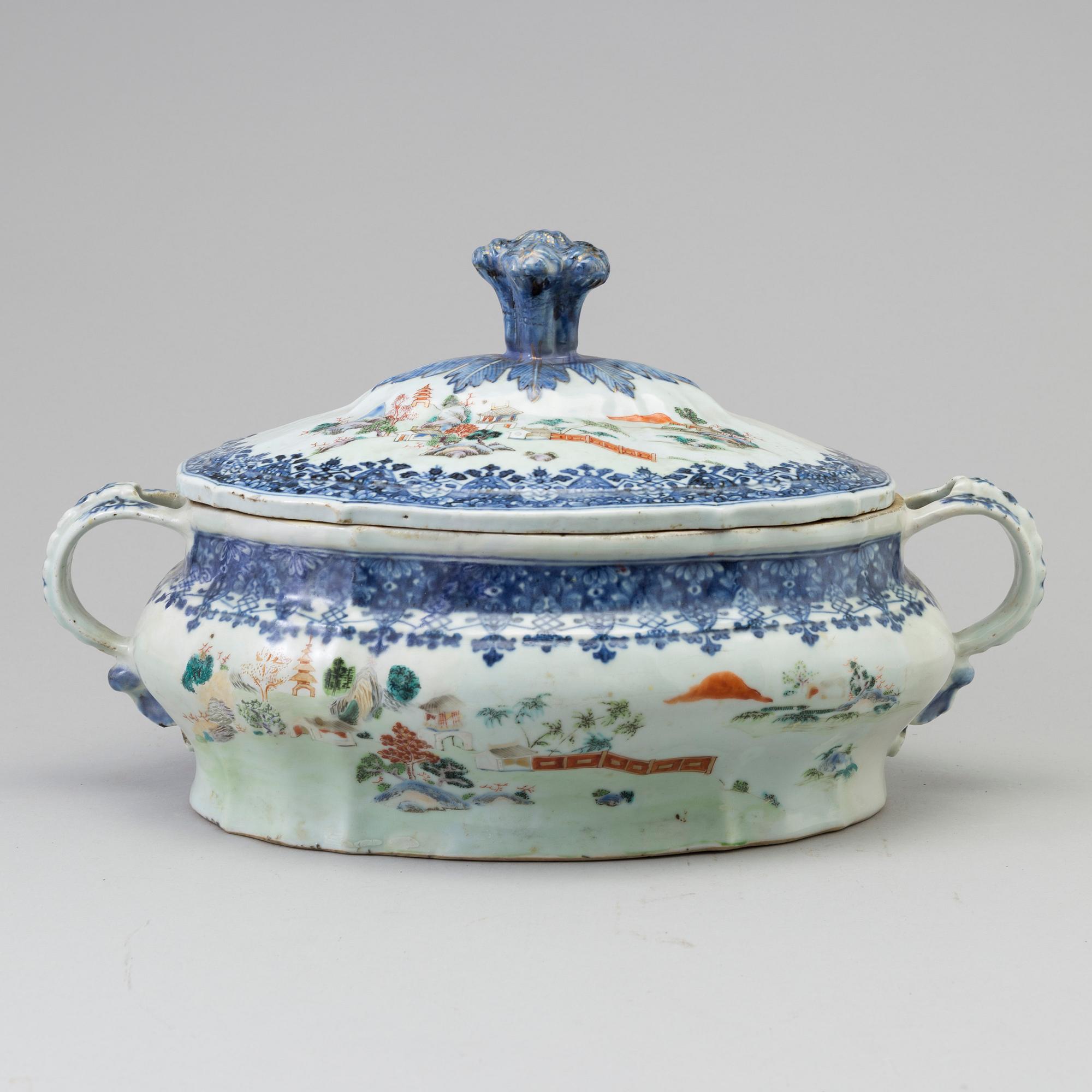 A wonderful Chinese blue and white with famille rose tureen with cover, Qing dynasty, early 18th century.