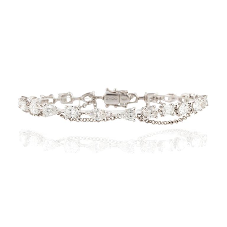 Armband 18K vitguld med diamanter i olika slipformer.