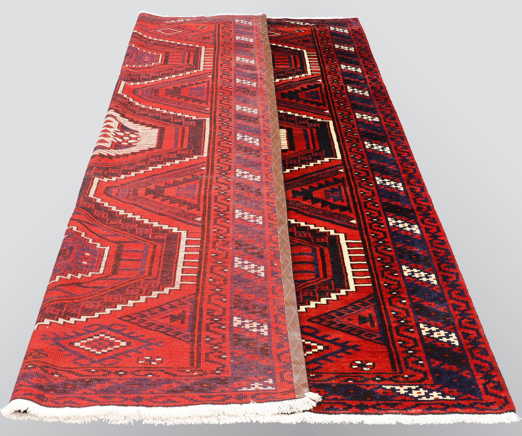 A carpet, Kashgai, ca 323 x 220 cm.
