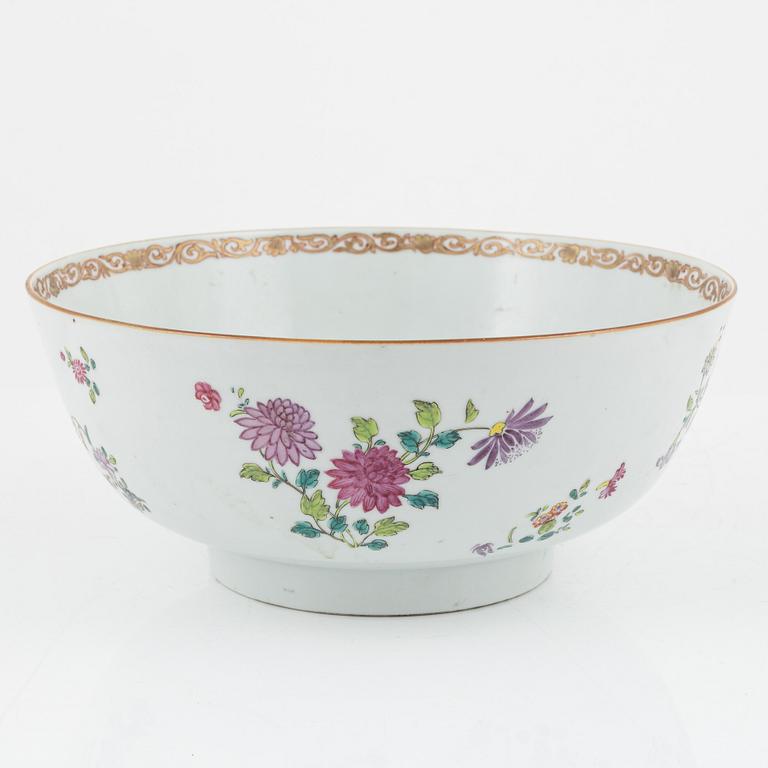 A famille rose punch bowl and two plates, Qing dynasty, Qianlong (1736-95).