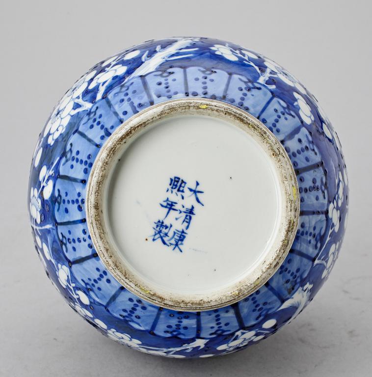 VAS, porslin, Kangxistil, Kina 1800-tal.