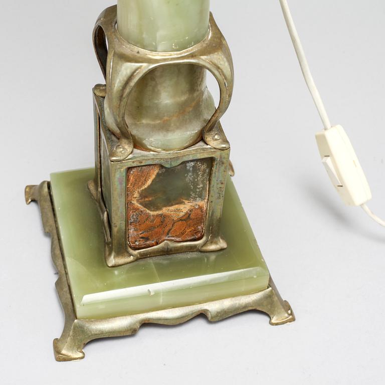 An early 20th century tablelamp.