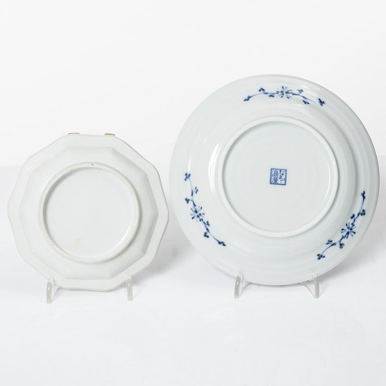 Sju assietter, litet fat samt flaska, porslin, Japan, 1800-/1900-tal.