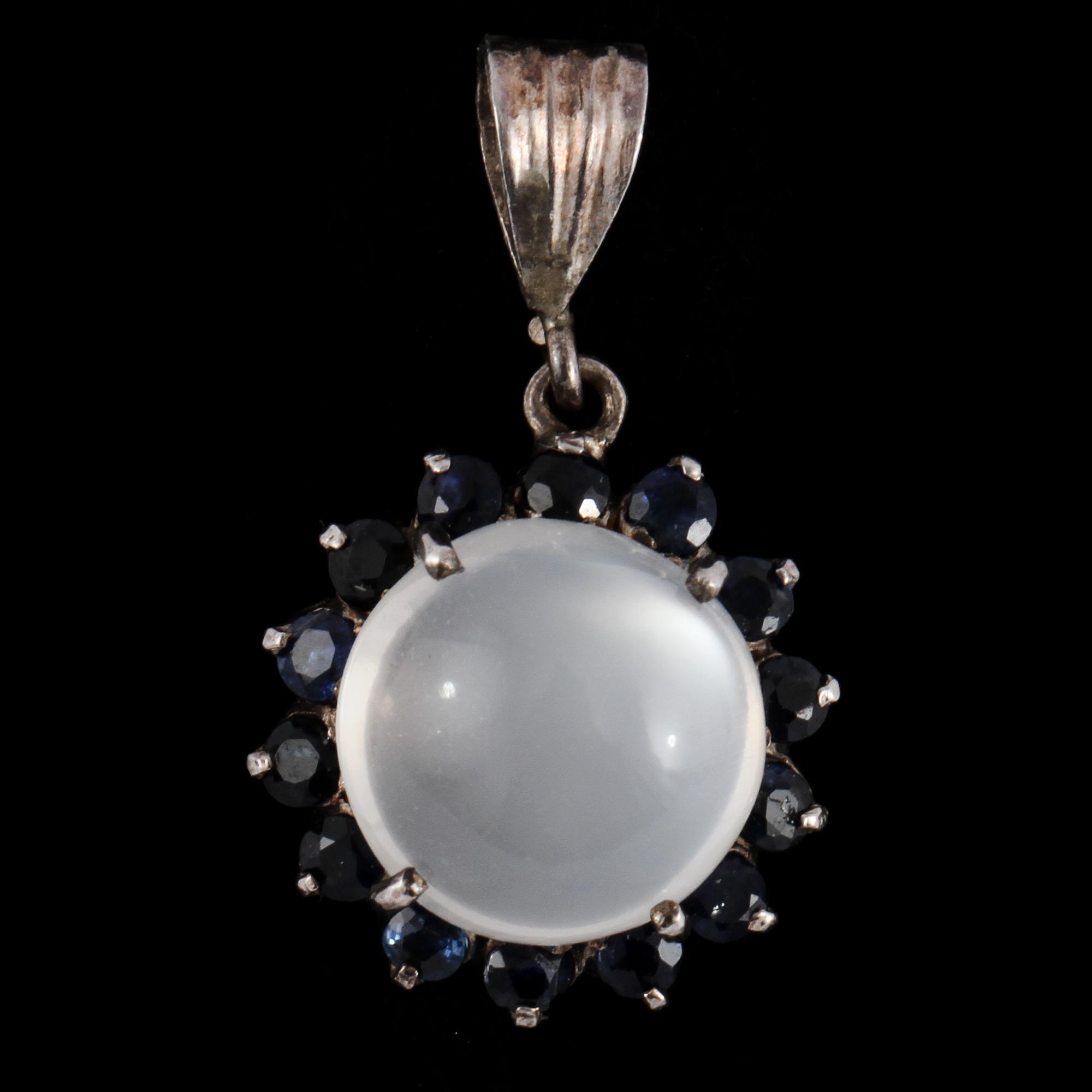 HÄNGE, silver med cabochonslipad månsten samt små fasettslipade blå stenar, 1900-talets andra hälft. Vikt 2 g.