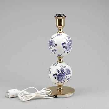 BORDSLAMPA. Stilarmatur, Tranås, 1900-talets andra hälft.
