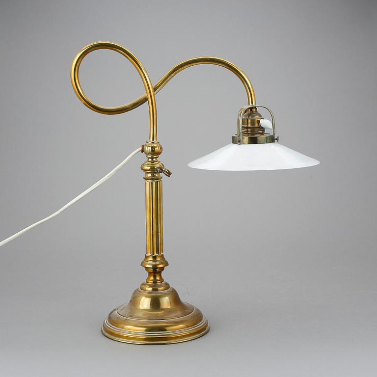 BORDSLAMPA, mässing, 1900-talets början.