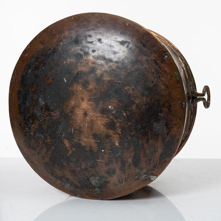 A set of three Swedish copper cauldrons, 18th / early 19th century.