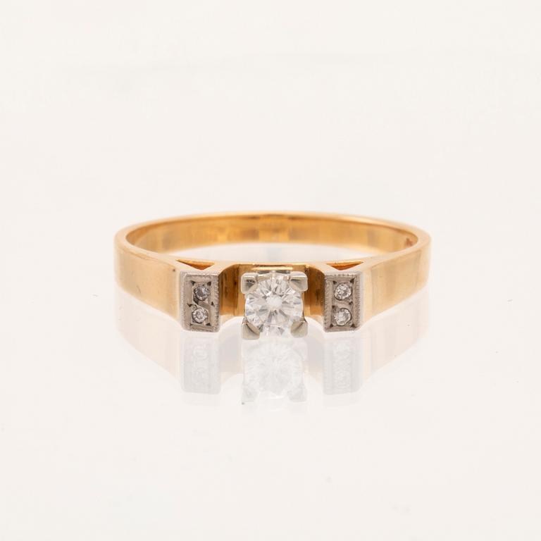 Ring in 18K white and red gold with round brilliant-cut and single-cut diamonds by G. Dahlgren & Co Malmö, 1967.