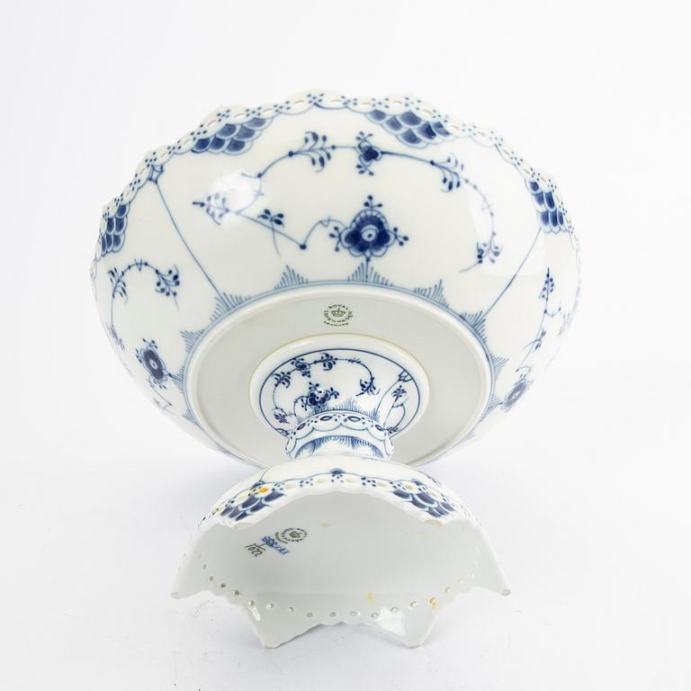 Bowl on foot Musselmalet Helblonde Royal Copenhagen 1974-78 porcelain.