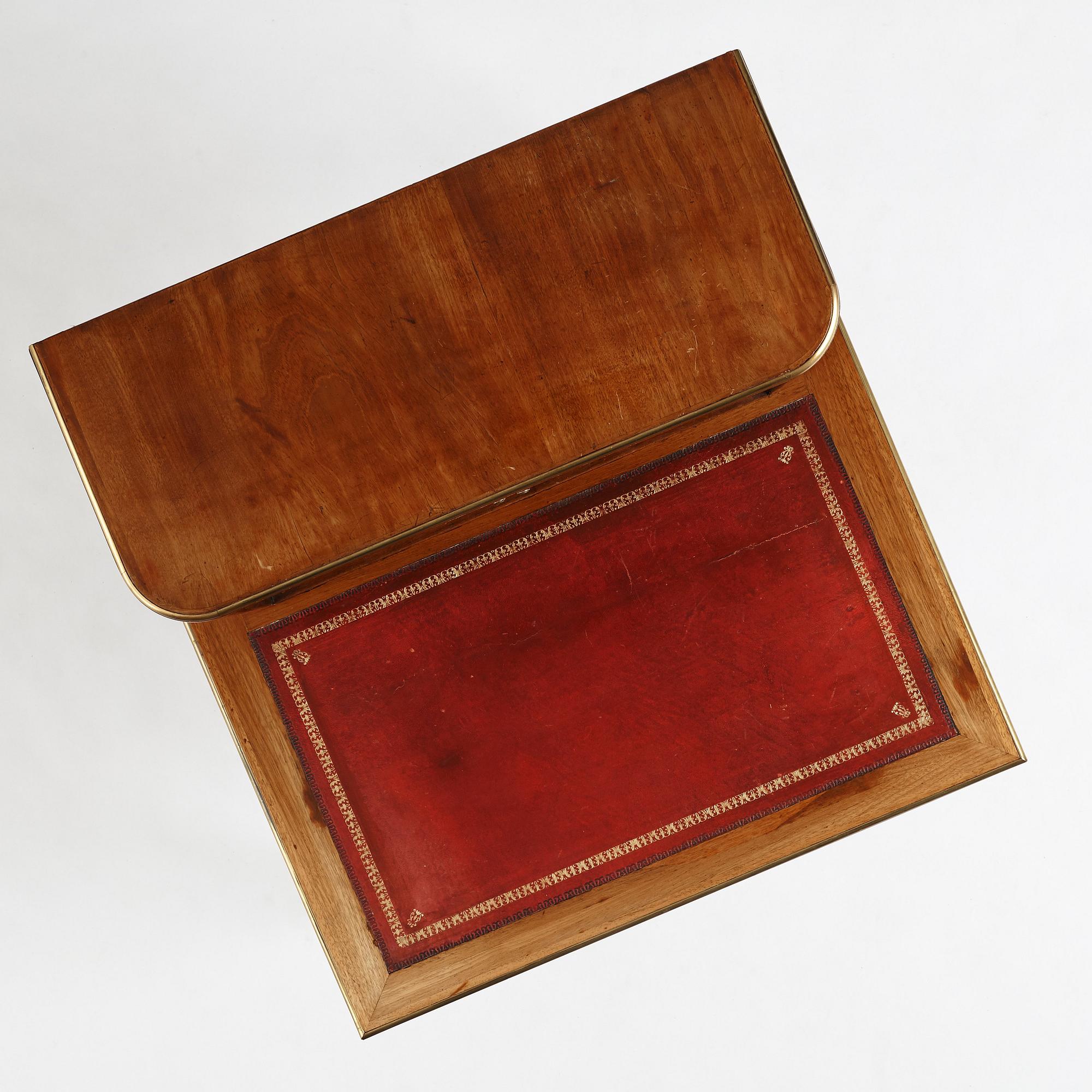 Skrivbord med uppsats, i Carl Diedric Ficks art (mästare i Stockholm 1776-1806) Sengustavianskt.