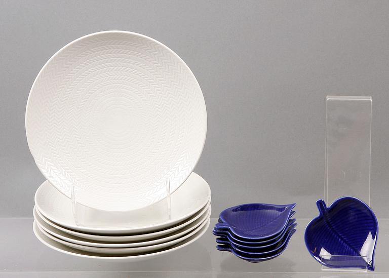 ASSIETTER SAMT MINIATYRFAT, 12 delar, bla "Blå Eld", Hertha Bengtsson. Rörstrand.