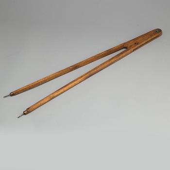 AN 18TH CENTURY WOODEN MEASURING INSTRUMENT.