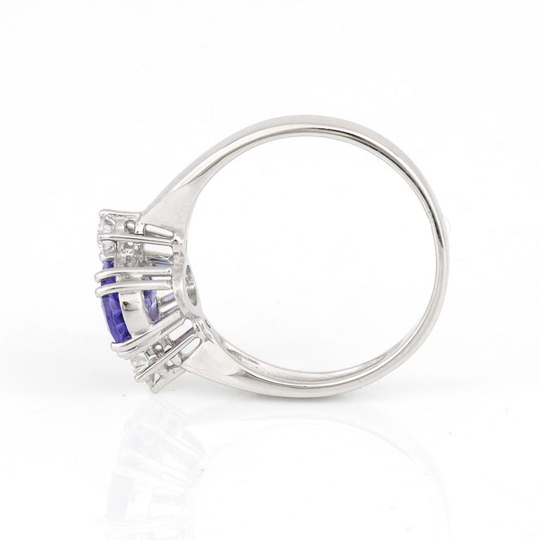 RING, 18K vitguld med tanzanit ca 1.58 ct och briljantslipade diamanter totalt ca 0.20 ct. Total vikt ca 4,50 gram.