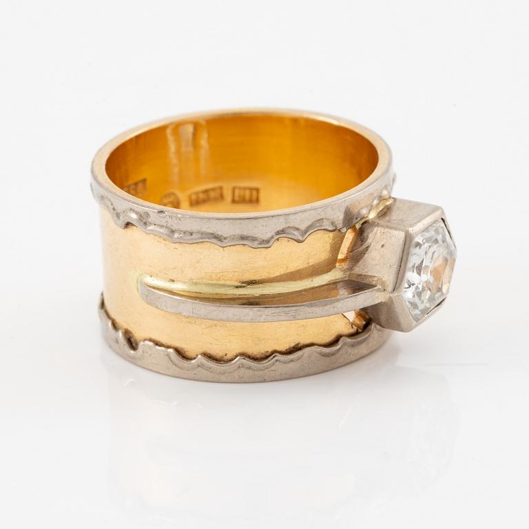 Ring, 18K gold with hexagonally faceted diamond.