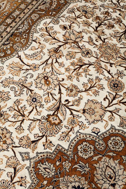 MATTO, semi-antique silk Qum, ca 269,5 x 179,5-182 cm  (as well as 1 and 2 cm flat weave at the ends).