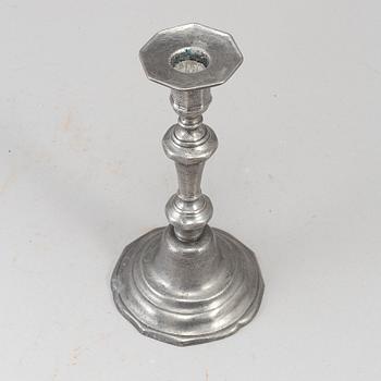 A pewter candlestick, 18th/19th century.