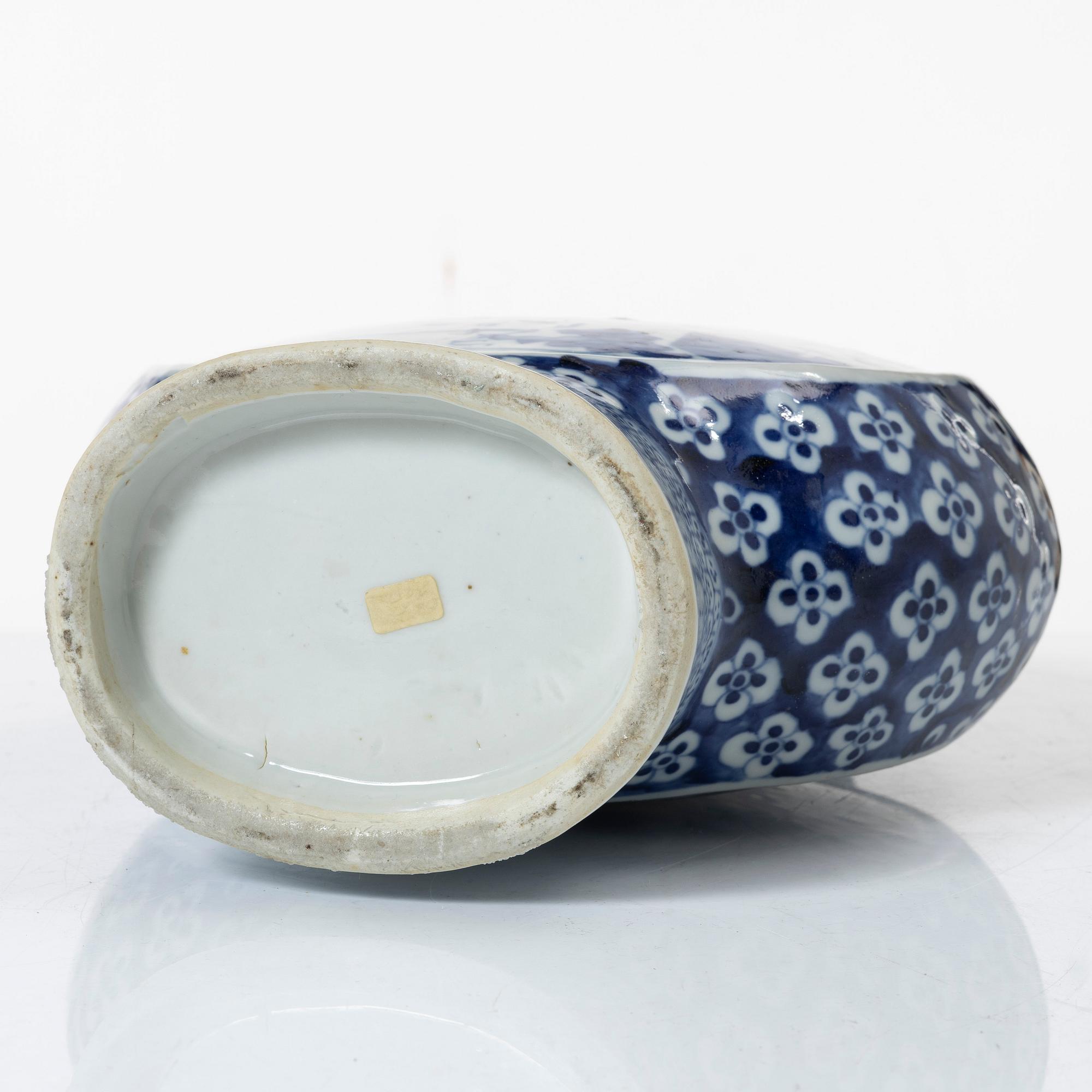 A blue and white moon flask, Qing dynasty, 19th century.