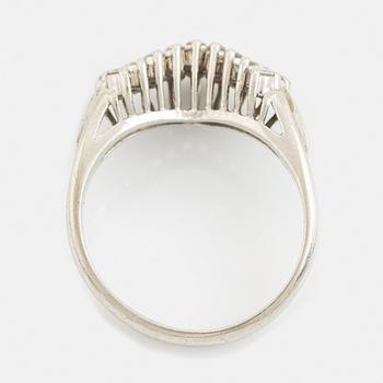 Ring, platina med briljantslipade diamanter.