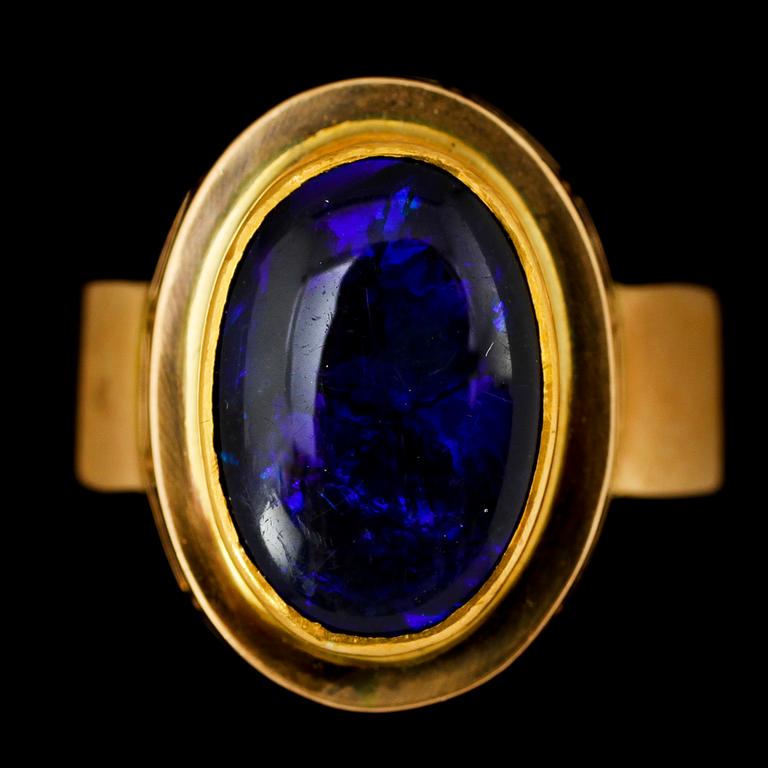 RING, 18K guld med cabochonslipad opal, A Högbergs eftr, Göteborg, 1991, tot 13 g.