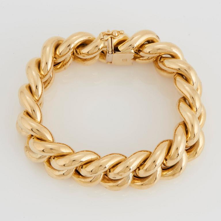 A curb link bracelet in 18K gold.