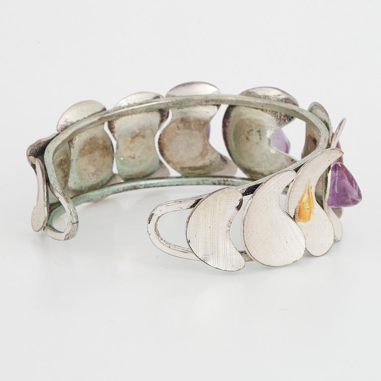 ARMRING, silver med trumlade ametister.