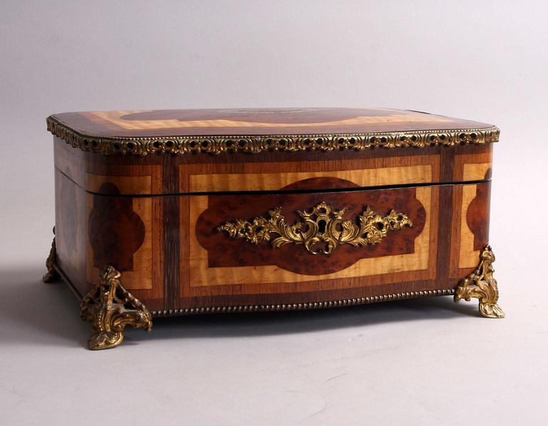 SCHATULL, märkt P Sormani, Paris. 1800-talets andra hälft.