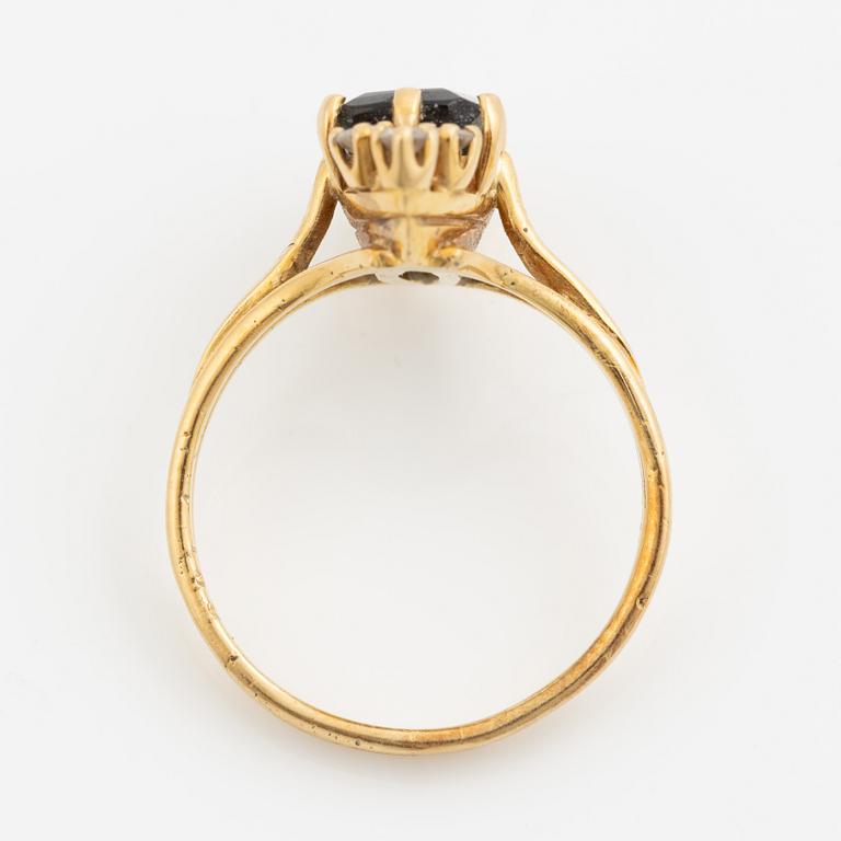 Ring 18K guld med grön turmalin och briljantslipade diamanter.