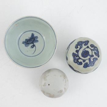 A blue and white porcelain bowl and two lidded boxes, China, Ming dynasty (1368-1644).