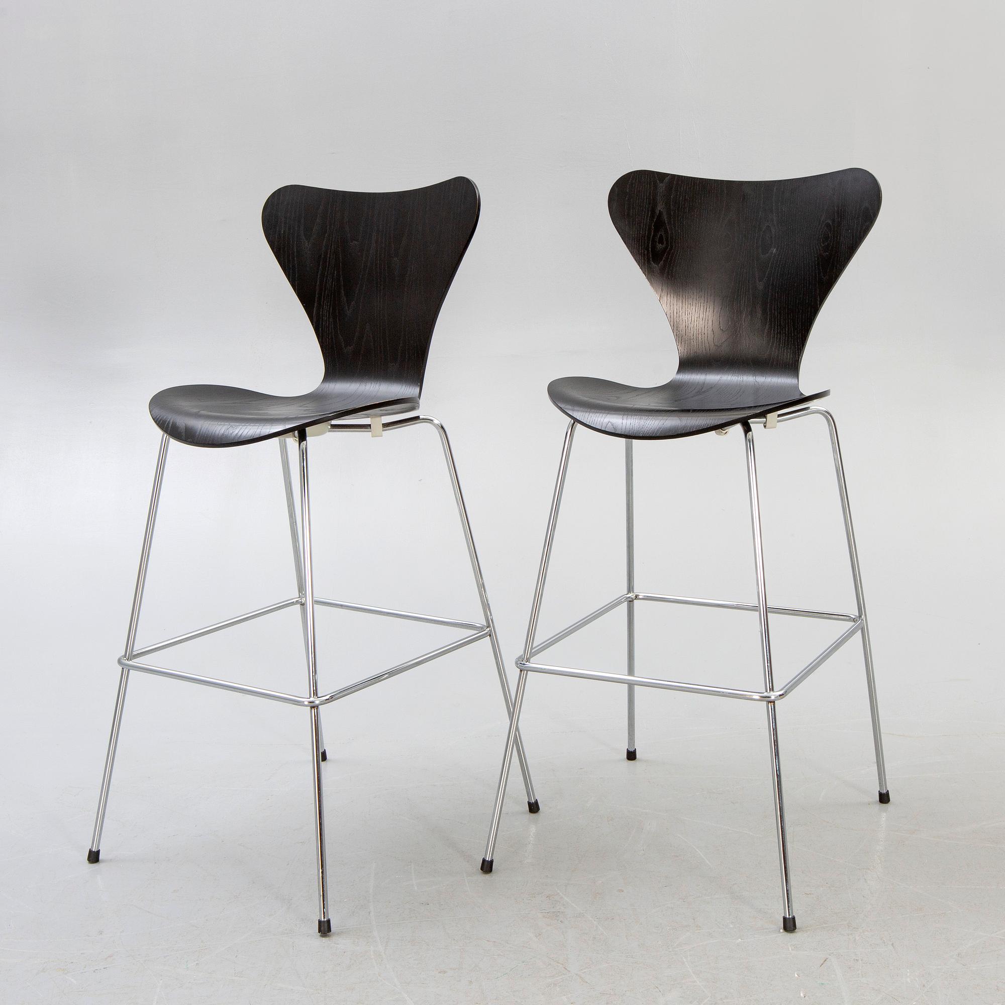 Arne Jacobsen, barstolar, ett par, "Sjuan", Fritz Hansen, 2000-tal.
