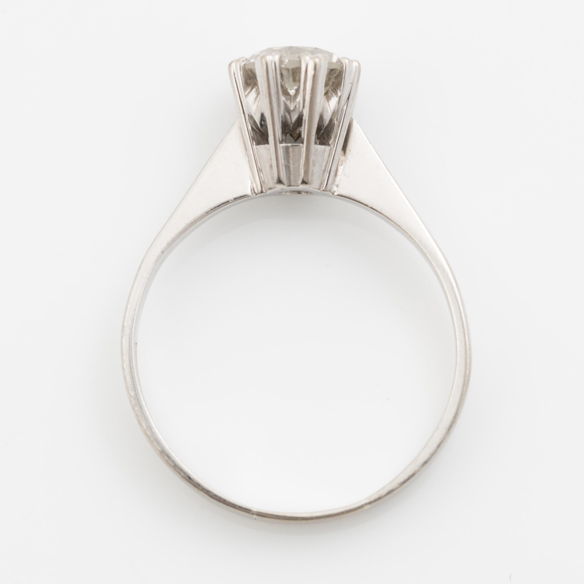 Ring, enstensring, 18K vitguld med rund briljantslipad diamant 1.02 ct.