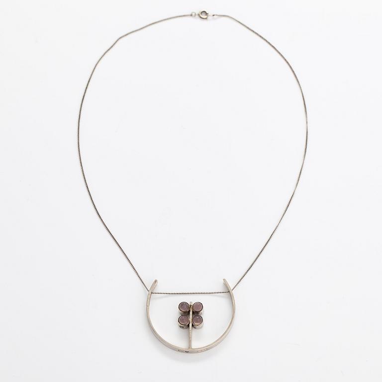 Elis Kauppi, Kulakoru, hopeaa ja savikvartsi. Kupittaan kulta, Turku 1959.