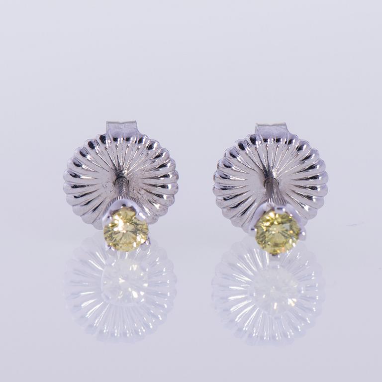 ÖRHÄNGEN, 14K vitguld, naturliga ljusgröna, briljantslipade diamanter tot. 0,36 ct. Vikt 1,7 g.