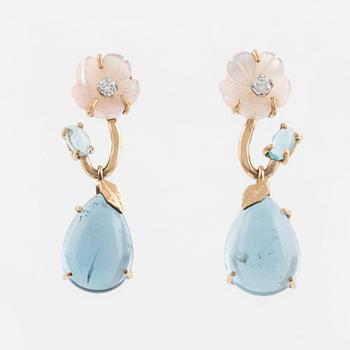 Örhängen med cabochonslipade topaser, apatiter och  rosa pärlemor  i form av blomma med briljantslipade diamanter.