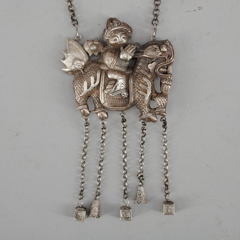 HALSBAND, silver, Kina, 1900-tal. Vikt ca 100 g.