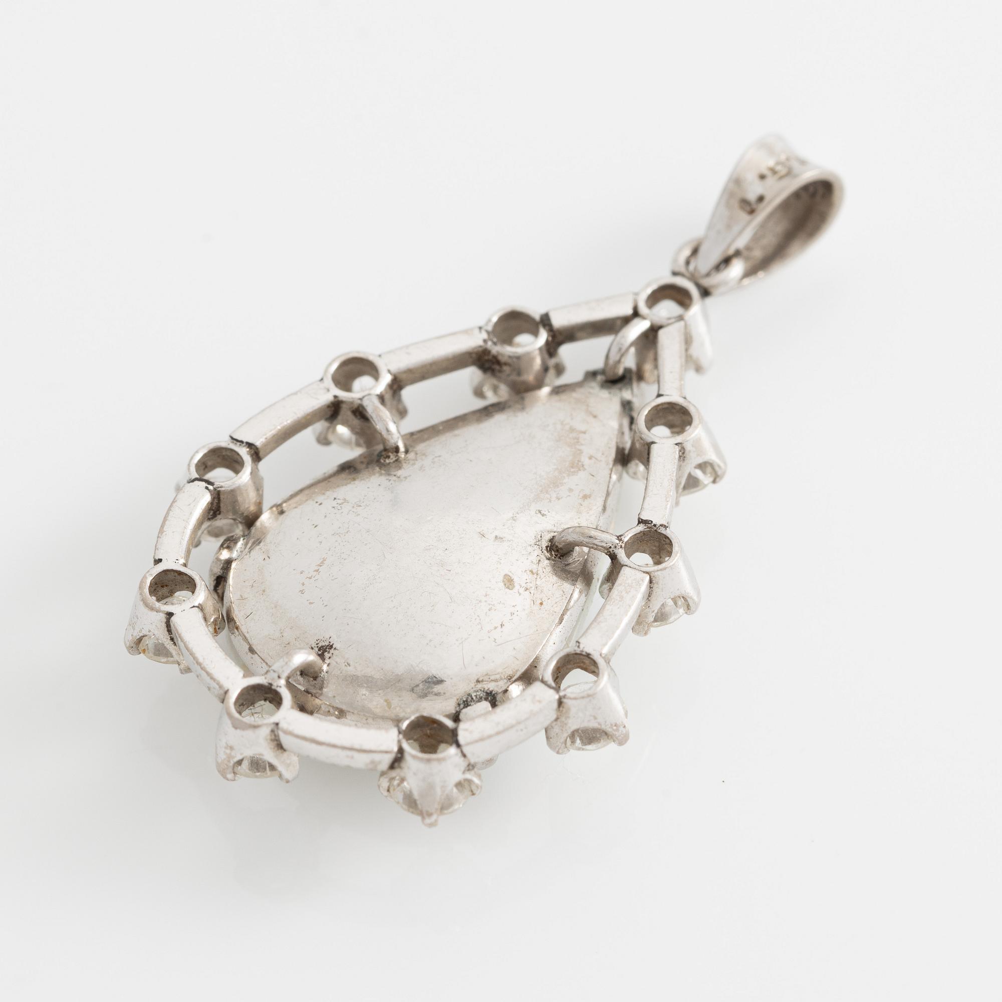 Hänge, vitguld med opal och briljantslipade diamanter.